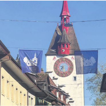 Zwei Flaggen, eine Herkunft - In Bremgarten wird Geschichte nicht geschniegelt präsentiert, sondern ganz selbstverständlich gelebt. Bild: Ralph Nikolaiski