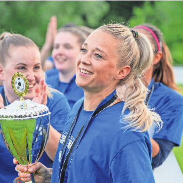 «Miss Cup» schlägt wieder zu - Hält den Lohn für ihre Leistung in der Hand: Sandy Steinmann mit dem Pokal.