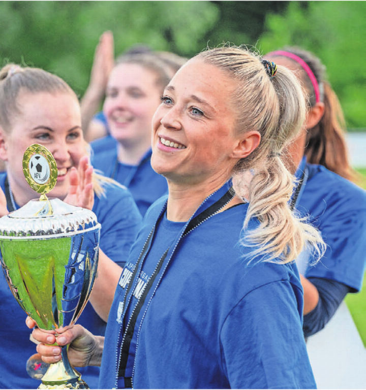 Hält den Lohn für ihre Leistung in der Hand: Sandy Steinmann mit dem Pokal. Hält den Lohn für ihre Leistung in der Hand: Sandy Steinmann mit dem Pokal.