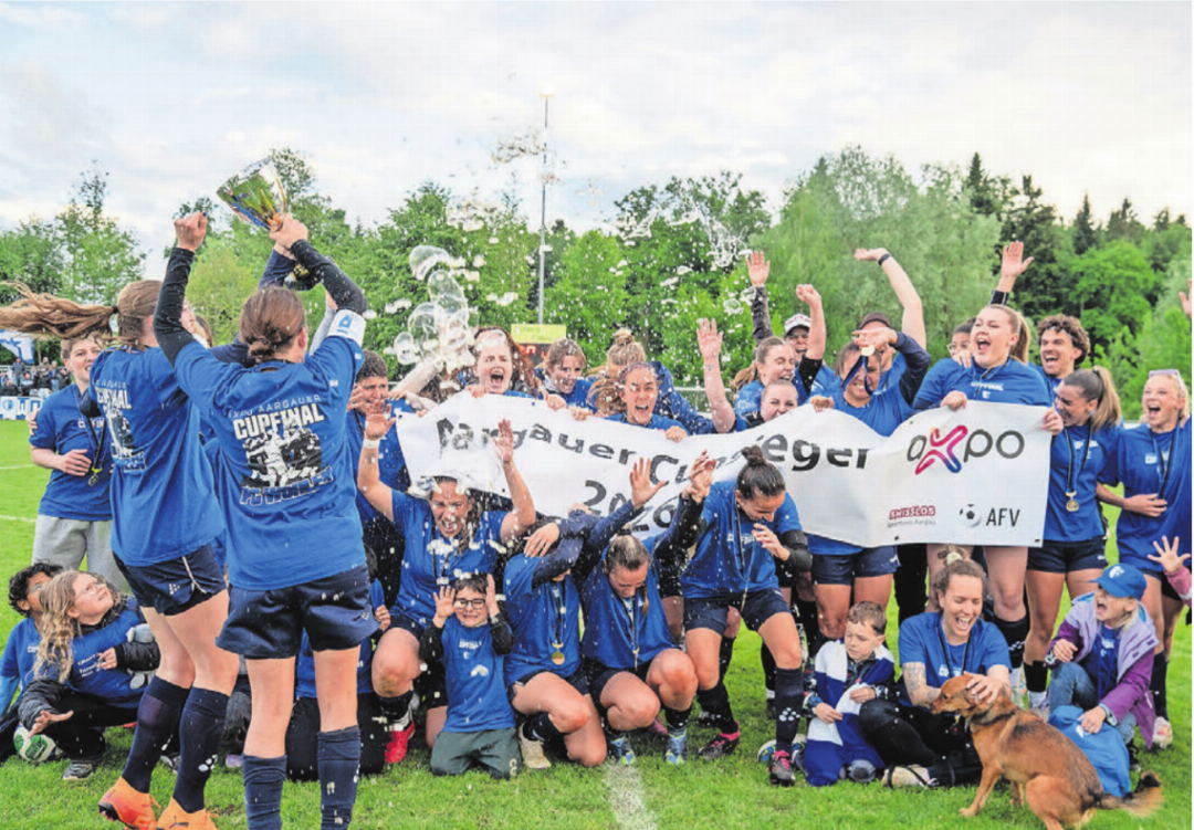 Geschafft: Die Frauen des FC Wohlen dürfen nach 2023 wieder den Cupsieg feiern. Bilder: Stefan Hotz Geschafft: Die Frauen des FC Wohlen dürfen nach 2023 wieder den Cupsieg feiern. Bilder: Stefan Hotz