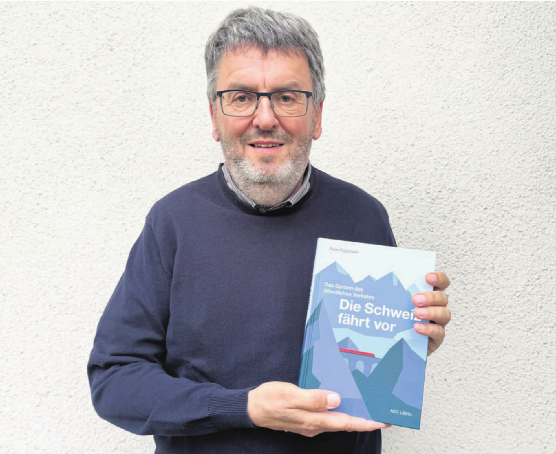 Ein umfassendes Werk präsentiert: Peter Füglistaler, ehemaliger Direktor des Bundesamts für Verkehr, erläutert in seinem Buch «Die Schweiz fährt vor», wie der öffentliche Verkehr als System erfolgreich funktioniert.    Bild: pd - Das Bild wird blockiert. – Möglicherweise durch einen aktiven Adblocker.