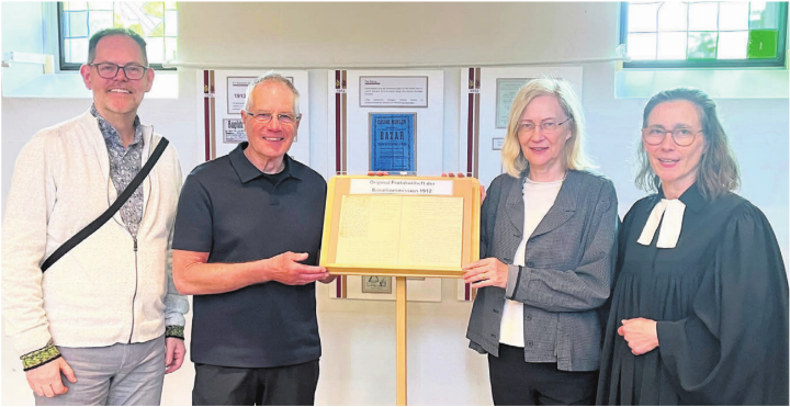 Freude und Stolz auf die Jubiläumsausstellung «100 Jahre Reformierte Kirche Wohlen (v. l.): Kirchenpflegepräsident Michael Stalder, Martin Bruggisser, Christine Bruggisser und Pfarrerin Sabine Herold.    Bilder: Walter Minder