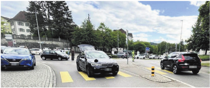 Auf dem Fussgängerstreifen kam es zur Kollision zwischen dem Auto und der Fussgängerin.   Bild: pd