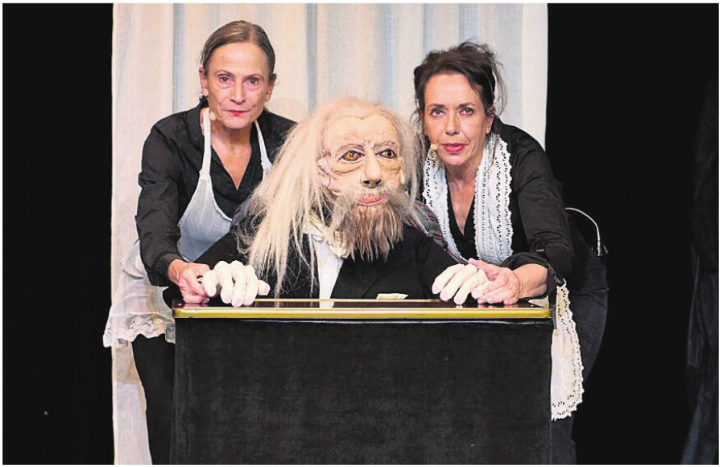 Das Stück verbindet Schauspielerei mit Puppenspiel. Bild: zg