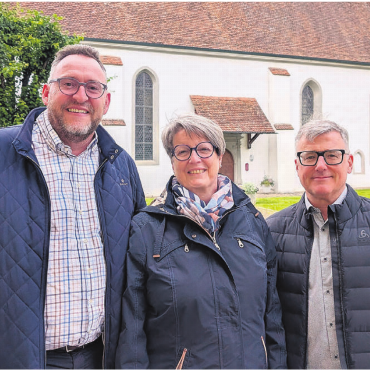 Der Dritte im Bunde zögert - Die Kirchgemeinde Bremgarten mit Kornel Wick (l.) schliesst sich mit derjenigen von Clivia Kempter und Hermetschwil-Staffeln zusammen. Für Zufikon und Martin Villiger kommt eine Vereinigung mit den beiden anderen zu früh. Bild: Marco Huwyler