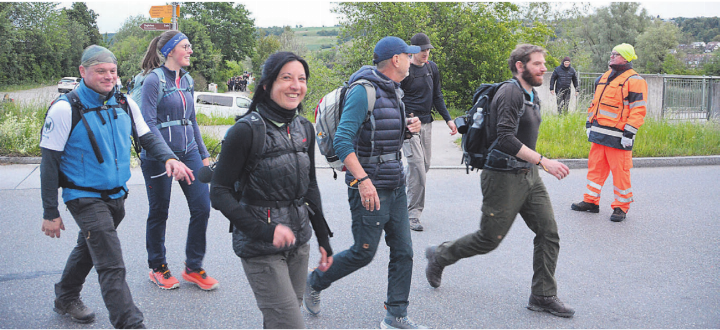 In Rottenschwil überquerten die Läuferinnen und Läufer die Kantonsstrasse.    Bilder: Roger Wetli / zg