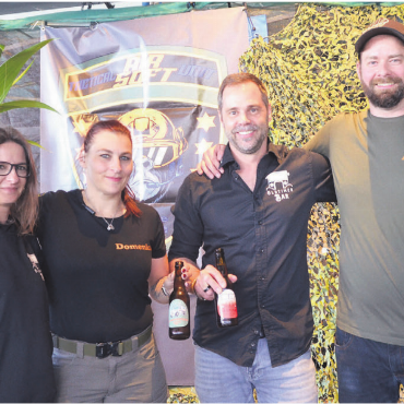 Keine Rambos, sondern Teamplayer - Verstehen sich gut: Stefanie Jenni (links) und Stefan Stutz (2. v. r.) von der Oldtimer-Bar, mit Domenica Wyler, Vizepräsidentin, und André Wirth, Präsident des Vereins Tactical Airsoft Unit (Tasu) mit Sitz in Oberlunkhofen.    Bilder: Thomas Stöckli