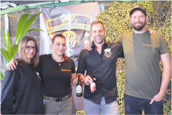 Verstehen sich gut: Stefanie Jenni (links) und Stefan Stutz (2. v. r.) von der Oldtimer-Bar, mit Domenica Wyler, Vizepräsidentin, und André Wirth, Präsident des Vereins Tactical Airsoft Unit (Tasu) mit Sitz in Oberlunkhofen. Bilder: Thomas Stöckli Verstehen sich gut: Stefanie Jenni (links) und Stefan Stutz (2. v. r.) von der Oldtimer-Bar, mit Domenica Wyler, Vizepräsidentin, und André Wirth, Präsident des Vereins Tactical Airsoft Unit (Tasu) mit Sitz in Oberlunkhofen. Bilder: Thomas Stöckli