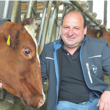 Er fühlt sich am richtigen Ort - Im Stall und im Gemeinderat – Herbert Meier mag die Abwechslung. Beides erfüllt ihn. Bild: Annemarie Keusch