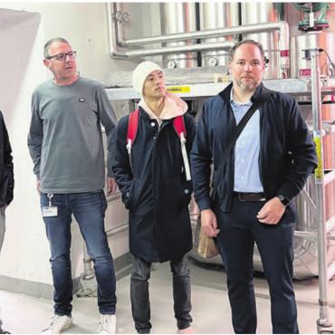 Partei geht mit Solospitze weiter - Spannende Eindrücke in die Energieversorgung bot Roger Wyss (rechts) vom Technischen Dienst der Pflegi. Bild: zg