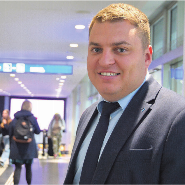 Mehr als angekommen - Am Bahnhof Aarau herrscht reges Treiben – so startet Alain Bütler jeweils in den Grossratstag. Bild: Annemarie Keusch