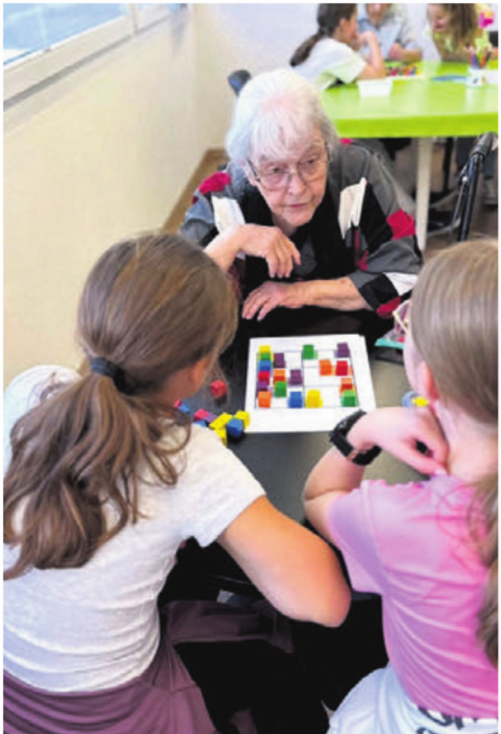 Ob beim Spielen oder beim Singen – gemeinsame Momente zwischen Generationen sind Gold wert.
Bilder: zg