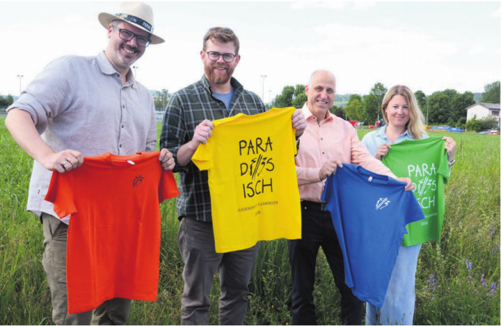 So farbenfroh wie die Fest-T-Shirts der Kinder sollen die drei Tage werden. OK-Chef Philippe Wyser, Umzugschef Patrick Hilfiker, Schulleiter Iso Kalchofner und Presse-Chefin Sandra Donat (von links) sind überzeugt, dass dies gelingt. Bild: Chregi Hansen So farbenfroh wie die Fest-T-Shirts der Kinder sollen die drei Tage werden. OK-Chef Philippe Wyser, Umzugschef Patrick Hilfiker, Schulleiter Iso Kalchofner und Presse-Chefin Sandra Donat (von links) sind überzeugt, dass dies gelingt. Bild: Chregi Hansen