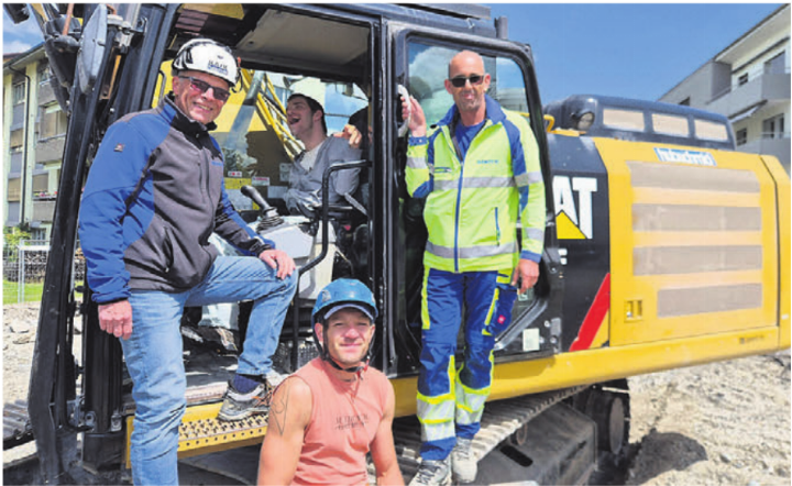 Kurt Koch, Marcin Koval und Urs Stehli (von links) liessen Patrick Burkard einen Bagger steuern und ermöglichten ihm so ein unvergessliches Erlebnis. Bild: zg