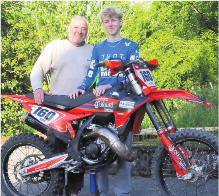 Sven Wiederkehr (rechts) lebt, seit er sechs Jahre alt ist, für den Motorsport. Vater Daniel (links) und Mutter Barbara unterstützen ihn, wo sie nur können. Bild: Josip Lasic Sven Wiederkehr (rechts) lebt, seit er sechs Jahre alt ist, für den Motorsport. Vater Daniel (links) und Mutter Barbara unterstützen ihn, wo sie nur können. Bild: Josip Lasic
