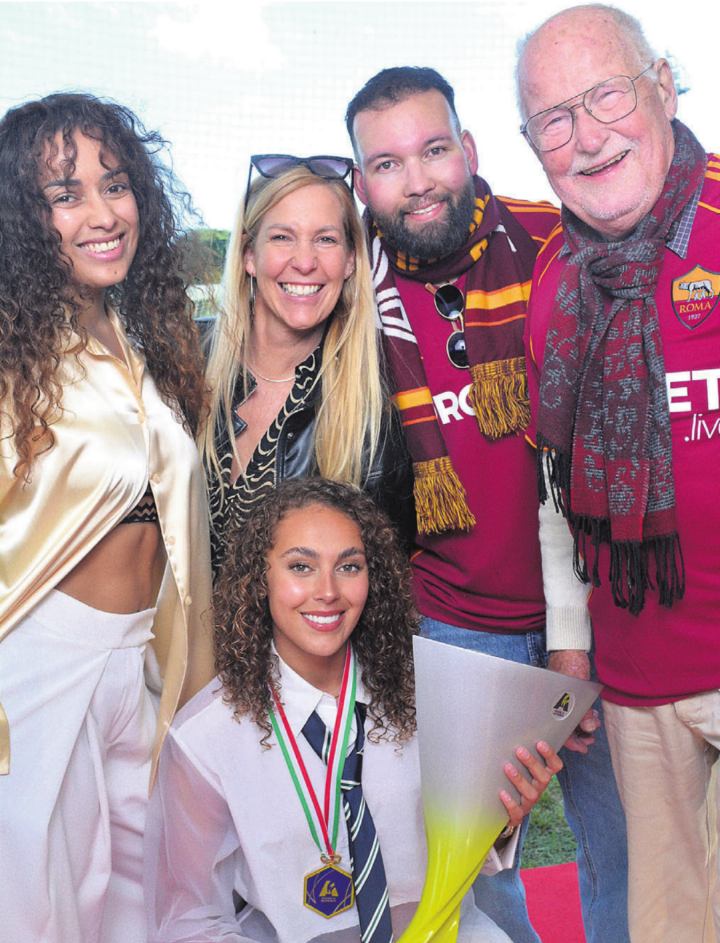 Die Familie Pilgrim feiert (v. l.): Aileen, Tanja, Jalil und Jürg. Unten: Alayah Pilgrim mit dem Meisterpokal. Bild: zg
