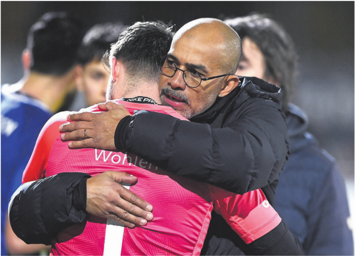 Zeit, Lebewohl zu sagen. Trainer Piu und der FC Wohlen haben eine Beziehung, die seit vielen Jahren hält. In den letzten drei Saisons blieb der grosse sportliche Erfolg aber aus und es gab viele Höhen und Tiefen. Nun steht das letzte Heimspiel an, bevor Piu abtritt. Im Bild umarmt Piu den FCW-Goalie Joël Bonorand. 
Bild: Alexander Wagner