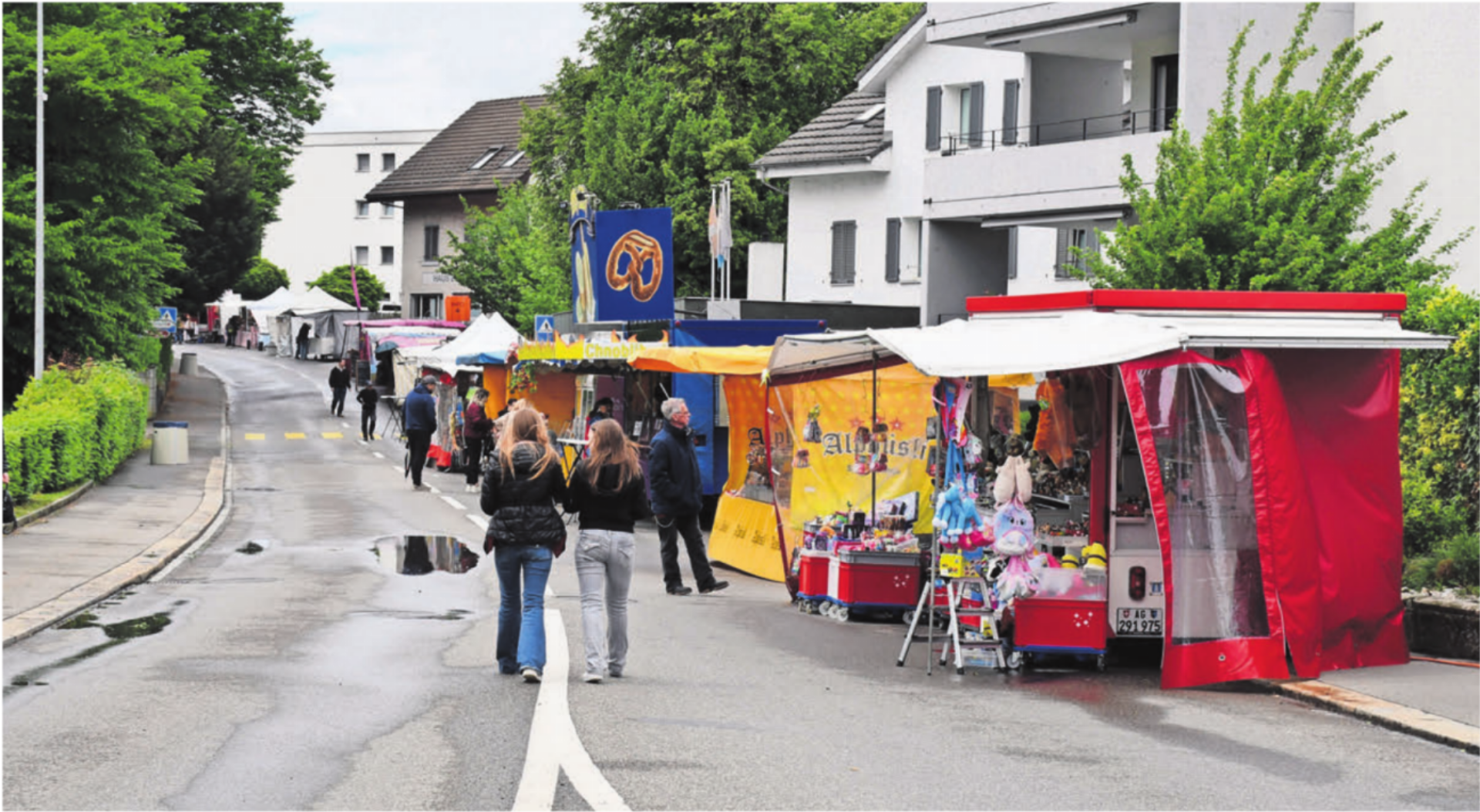 Das gab ein tristes Bild ab: Die Marktstände durften nur noch auf einer Strassenseite der Bünzstrasse aufgestellt werden.
Bilder: Monica Rast - Das Bild wird blockiert. – Möglicherweise durch einen aktiven Adblocker.