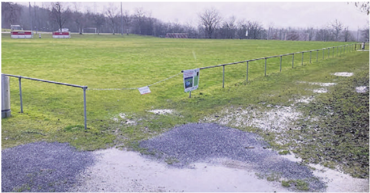 Der Fussballlatz beim Waffenareal steht des Öfteren unter Wasser. Zahlreiche Trainingsausfälle beim FC Bremgarten sind die Folge. Bild: pd