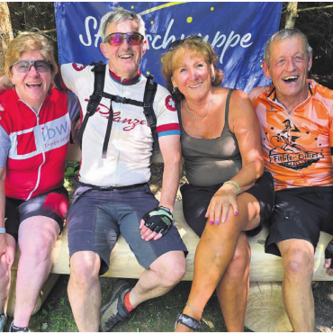 Könige und Legenden - Die beiden Organisatoren Brigitte Stäger und Markus Büchi mit Fussgängerin Dorit Kersting aus Deutschland und Stammgast Stephan Lüthy aus Muri (von links). Bild: zg