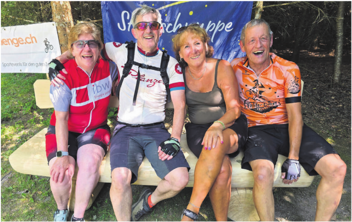 Die beiden Organisatoren Brigitte Stäger und Markus Büchi mit Fussgängerin Dorit Kersting aus Deutschland und Stammgast Stephan Lüthy aus Muri (von links). Bild: zg