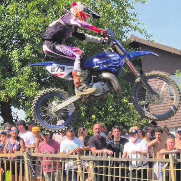 Heisse Hühner und blaue Flecken - Hut, Sonnenbrille und Motocross-Spektakel am Pfingstcross in Muri.    Bild: Silvia Caprez