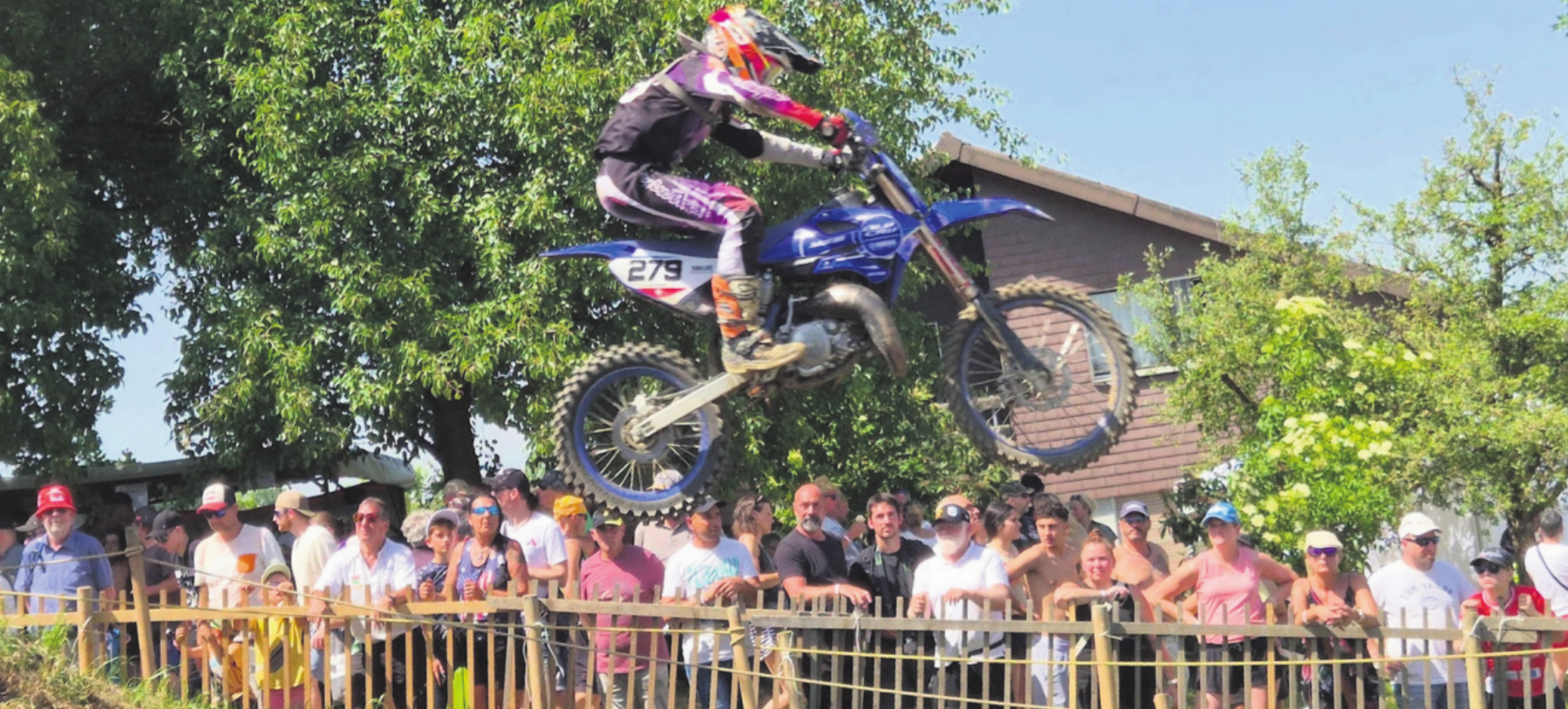 Hut, Sonnenbrille und Motocross-Spektakel am Pfingstcross in Muri.    Bild: Silvia Caprez - Das Bild wird blockiert. – Möglicherweise durch einen aktiven Adblocker.