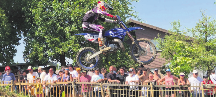 Hut, Sonnenbrille und Motocross-Spektakel am Pfingstcross in Muri. Bild: Silvia Caprez Hut, Sonnenbrille und Motocross-Spektakel am Pfingstcross in Muri. Bild: Silvia Caprez