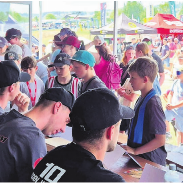 Heisse Hühner und blaue Flecken - Immer ein Highlight: Die Autogrammstunde mit den Stars und Vorbildern.