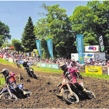 Heisse Hühner und blaue Flecken - Die Motocrossfahrer brettern über die Piste, die Fans beobachten.    Bilder: Silvia Caprez