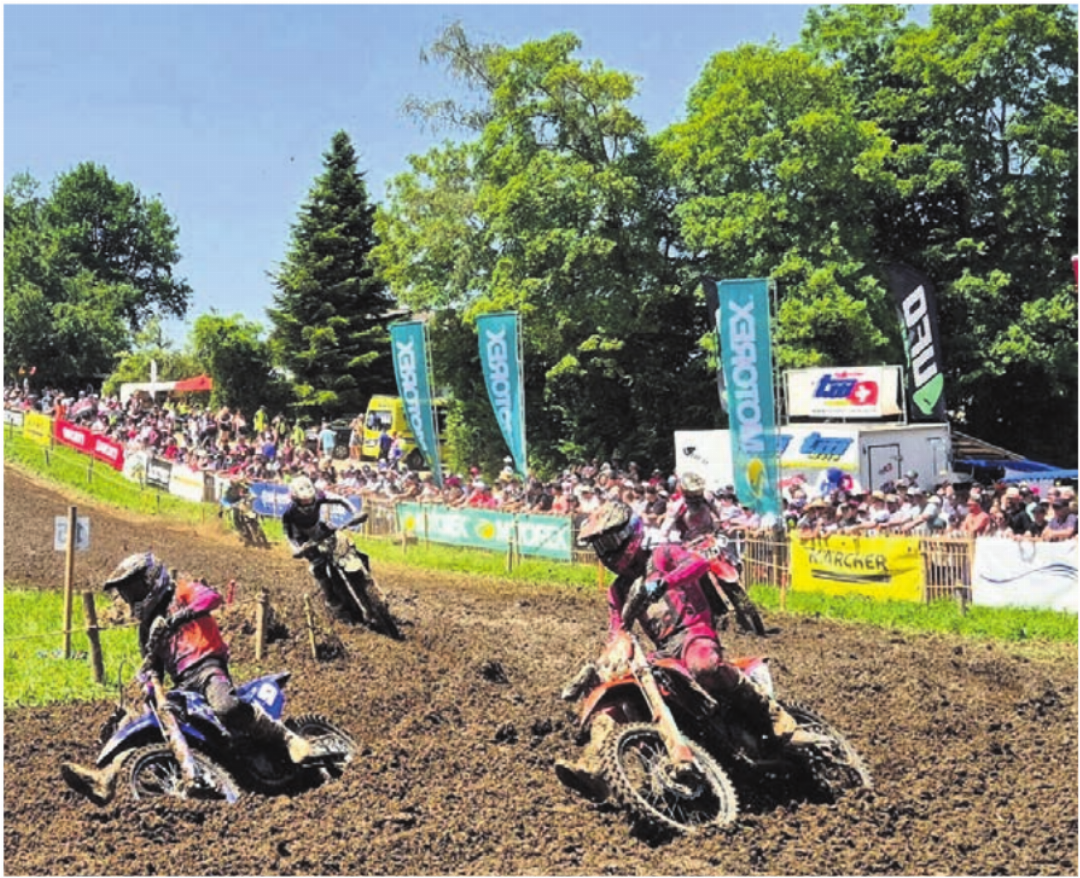 Die Motocrossfahrer brettern über die Piste, die Fans beobachten. Bilder: Silvia Caprez Die Motocrossfahrer brettern über die Piste, die Fans beobachten. Bilder: Silvia Caprez