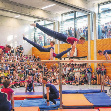 Mehr als ein Fest - Zahlreiche Zuschauer strömen in die Halle, um die Gastgeber vom STV Jonen am Barren zu sehen.
Bilder: Andy Müller