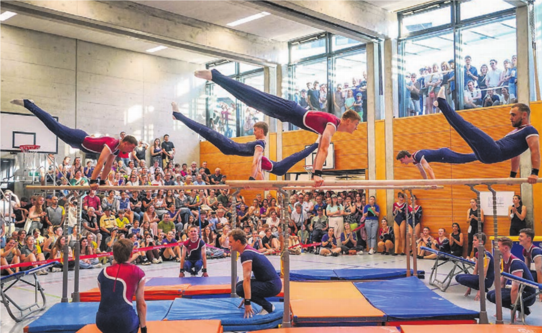 Zahlreiche Zuschauer strömen in die Halle, um die Gastgeber vom STV Jonen am Barren zu sehen.
Bilder: Andy Müller Zahlreiche Zuschauer strömen in die Halle, um die Gastgeber vom STV Jonen am Barren zu sehen.
Bilder: Andy Müller