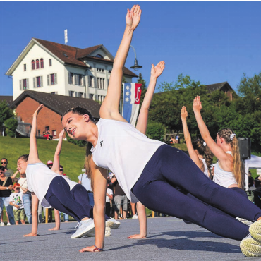 Mehr als ein Fest - Die Mitglieder der Jugendaerobic Villmergen konnten auf der Schulanlage Jonen vor wunderschöner Kulisse turnen.