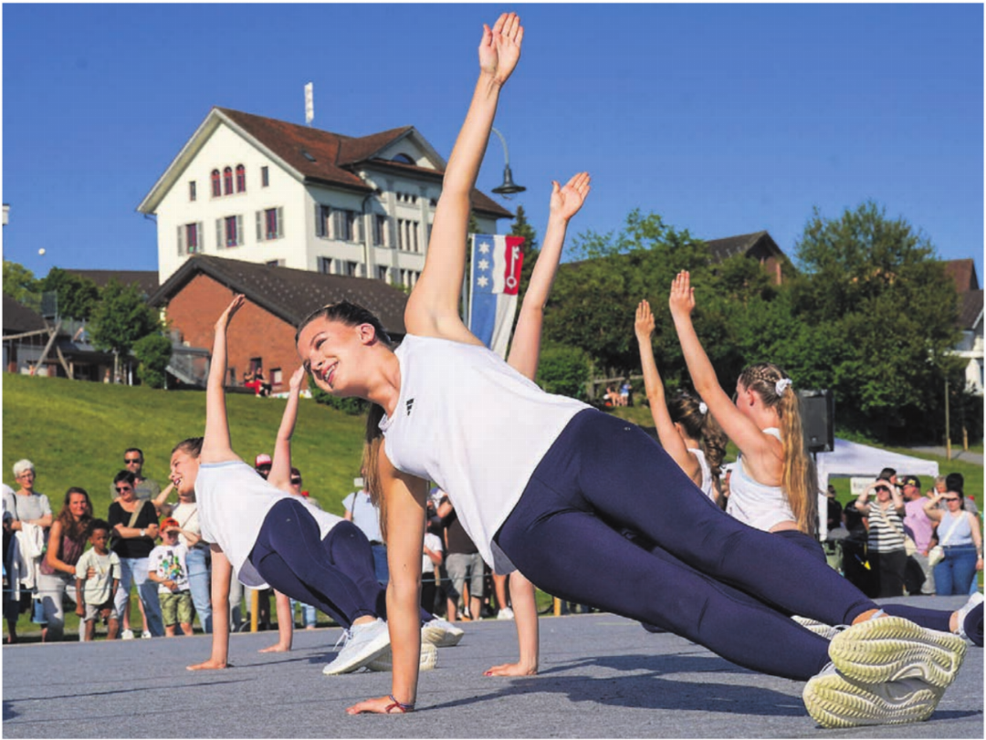 Die Mitglieder der Jugendaerobic Villmergen konnten auf der Schulanlage Jonen vor wunderschöner Kulisse turnen. Die Mitglieder der Jugendaerobic Villmergen konnten auf der Schulanlage Jonen vor wunderschöner Kulisse turnen.