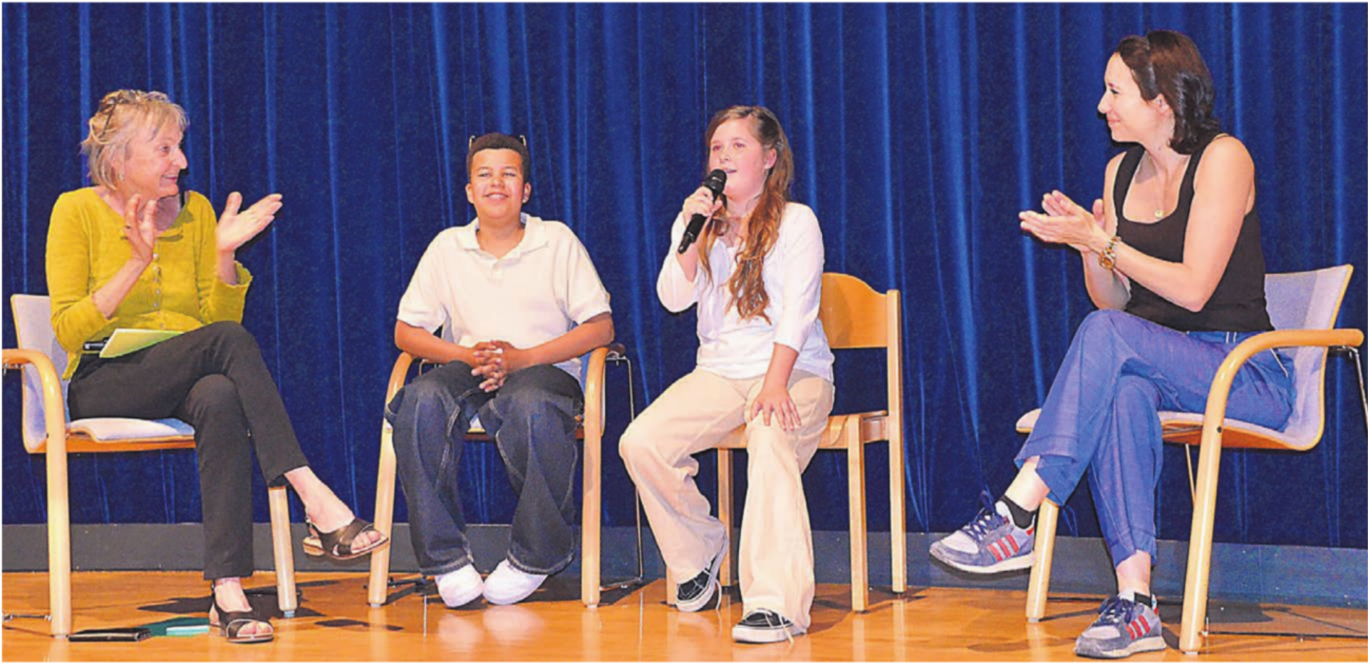 Beim Film-Talk, von links: Karin Buess (Mansarde-Team), Aaron Kurmann (Darsteller) und Selma Trost (Darstellerin, aus Muri) sowie Regisseurin Natascha Beller. Bild: Thomas Stöckli - Das Bild wird blockiert. – Möglicherweise durch einen aktiven Adblocker.