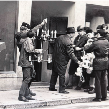Als dem Freiamt ein Licht aufging - Züglete des Inventars vom alten Geschäft des Elektrizitätswerks Muri ins neue (heutige) Betriebsgebäude 1969.    Bilder: zg