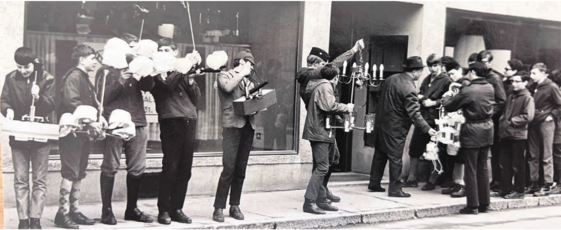 Züglete des Inventars vom alten Geschäft des Elektrizitätswerks Muri ins neue (heutige) Betriebsgebäude 1969.    Bilder: zg - Das Bild wird blockiert. – Möglicherweise durch einen aktiven Adblocker.