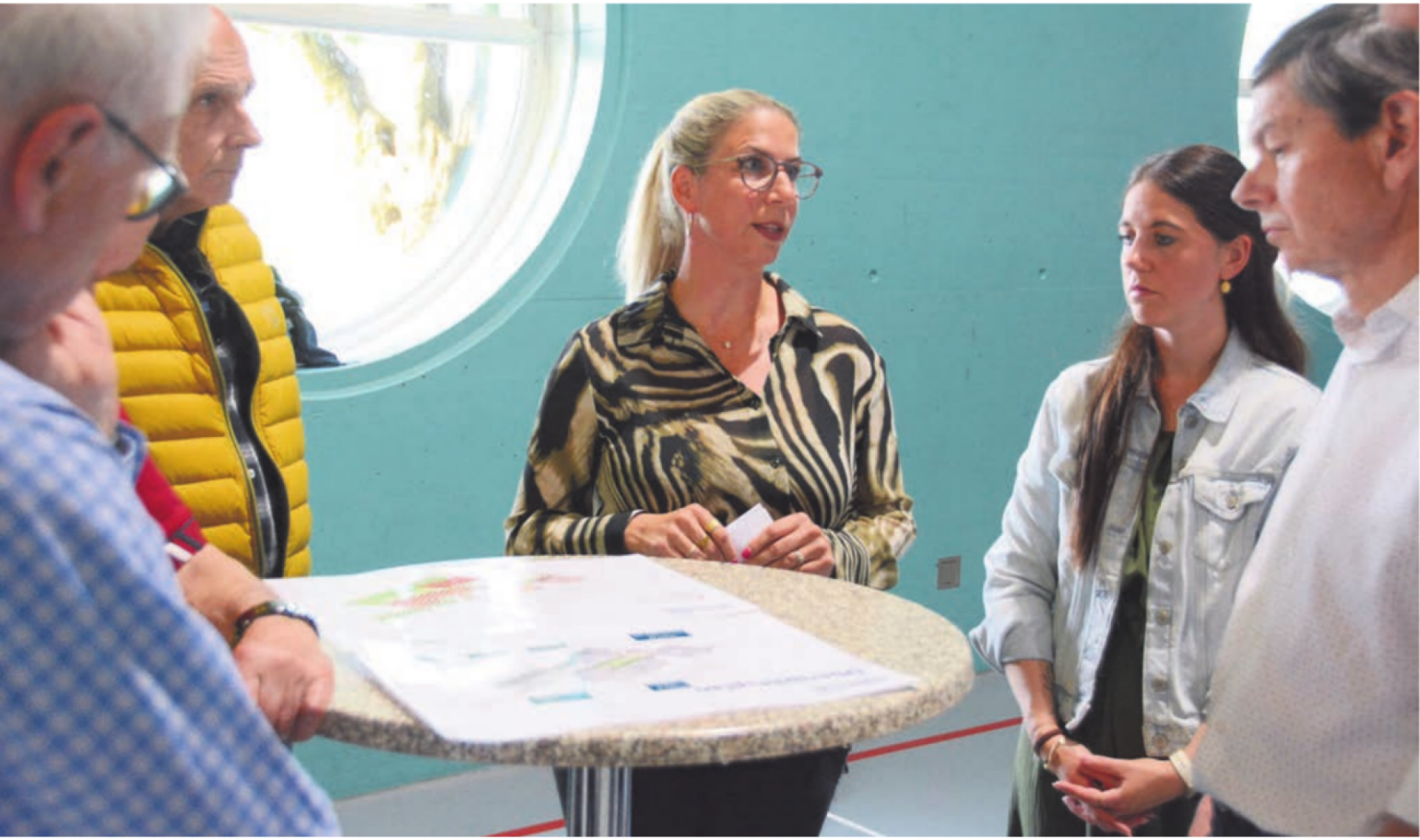 Gemeinde-Vizepräsidentin Nicole Lanz (links) und Schulleiterin Vanessa Widmer stellen sich den Fragen der Bürger zur geplanten Schulhaussanierung. Dies war eines von vier Themen, die am ersten Politapro behandelt wurden.    Bild: Chregi Hansen - Das Bild wird blockiert. – Möglicherweise durch einen aktiven Adblocker.