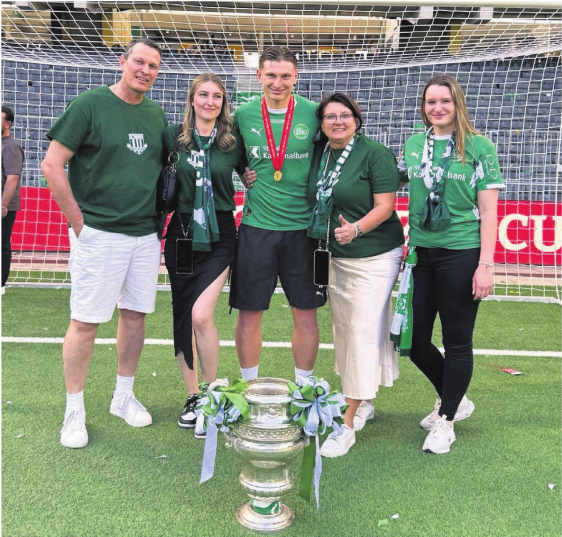 Die Familie Vogt mit der Cup-Trophäe. Von links: Roland, Simona, Alessandro, Pina und Laura.    Bild: zg - Das Bild wird blockiert. – Möglicherweise durch einen aktiven Adblocker.