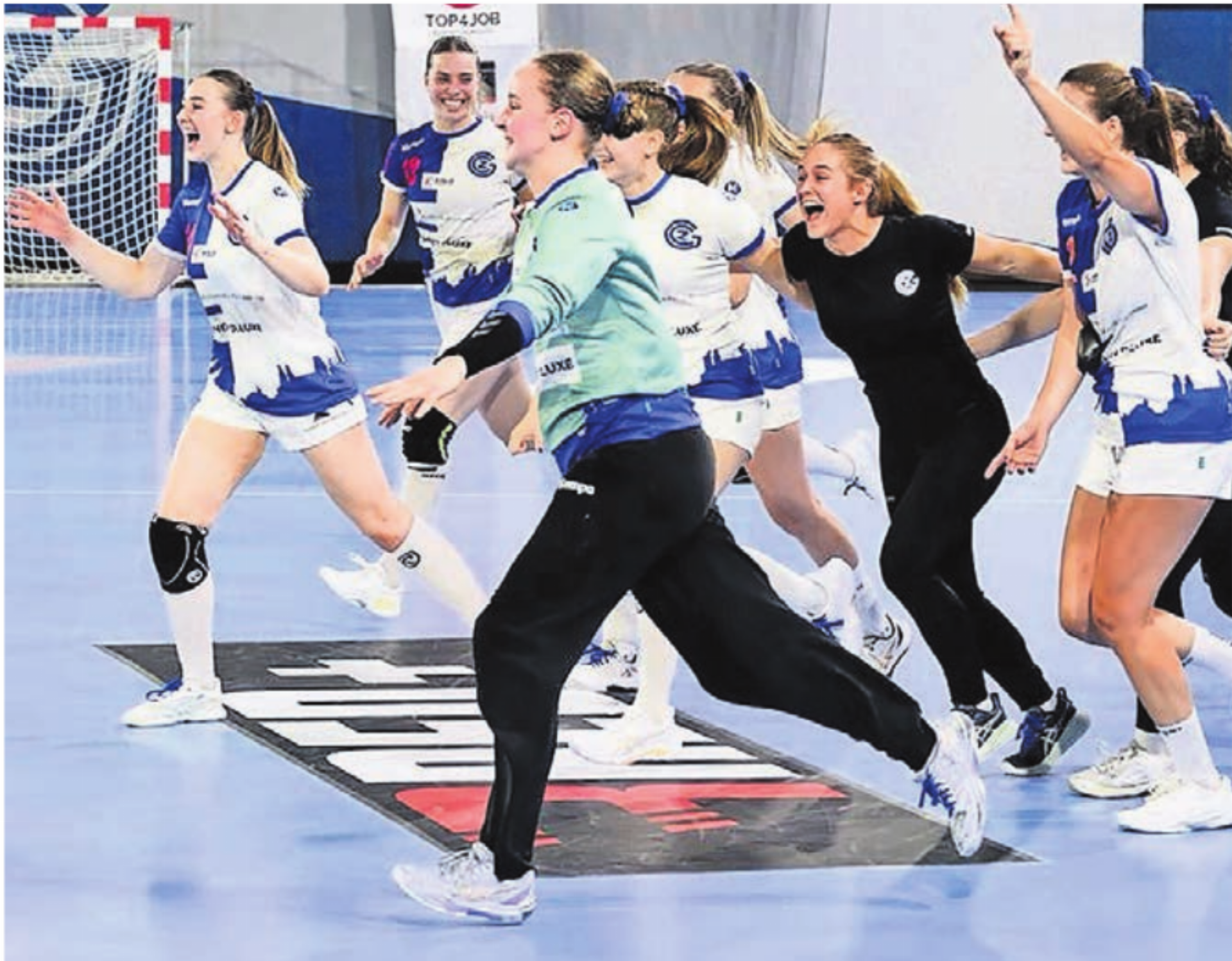 Seraina Kuratli (in Türkis) bejubelt mit ihren Teamkolleginnen den Sieg.    Bild: zg - Das Bild wird blockiert. – Möglicherweise durch einen aktiven Adblocker.