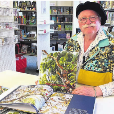 Buch mit vielen Geschichten - Künstler Carl-W. Röhrig und sein jüngstes Werk «Wald der Fantasie».    Bilder: Walter Minder