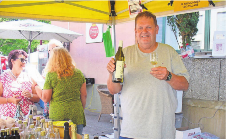 Prosit! Alain Monnier präsentiert stolz sein Sortiment an Eigenbauweinen und weiteren köstlichen Spezialitäten aus der Romandie. Seit 25 Jahren bietet er diese am Bremgarter Pfingstmarkt feil.    Bilder: Alphonse Hauser