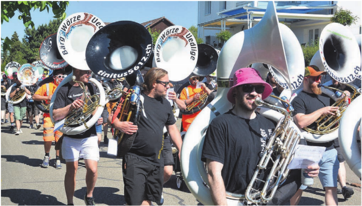 Während der Wanderung mussten die Sousafonisten nicht immer spielen. Bilder: Roger Wetli (2) / zg (1) Während der Wanderung mussten die Sousafonisten nicht immer spielen. Bilder: Roger Wetli (2) / zg (1)