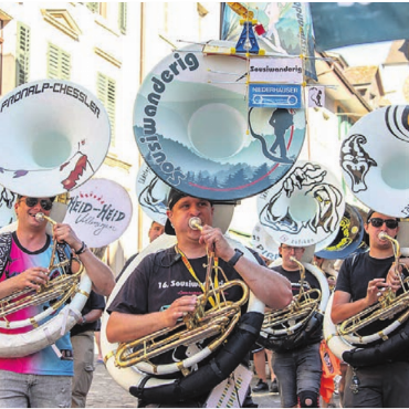 Marsch der Königsinstrumente - In der Bremgarter Altstadt dröhnten die Klänge der Sousafone.