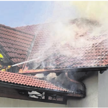 Teure Unkrautvernichtung - Die Feuerwehr konnte den Brand rasch unter Kontrolle bringen.    Bild: pz