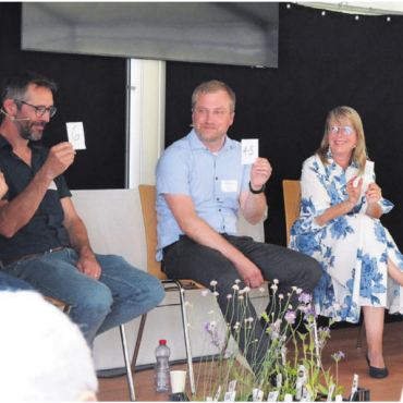 Mit ganz grossem Respekt - Noten für die Reusstalsanierung, von links: Moderator Reto Holzgang, Ralf Bucher (Geschäftsführer Bauernverband), Nicolas Bircher (Abteilung Landschaft und Gewässer), Karin Koch Wick (Stiftung Reusstal), Marc Ritter (AEW Energie AG) und Peter Hochuli (Gemeindeammann Unterlunkhofen). Bild: Annemarie Keusch