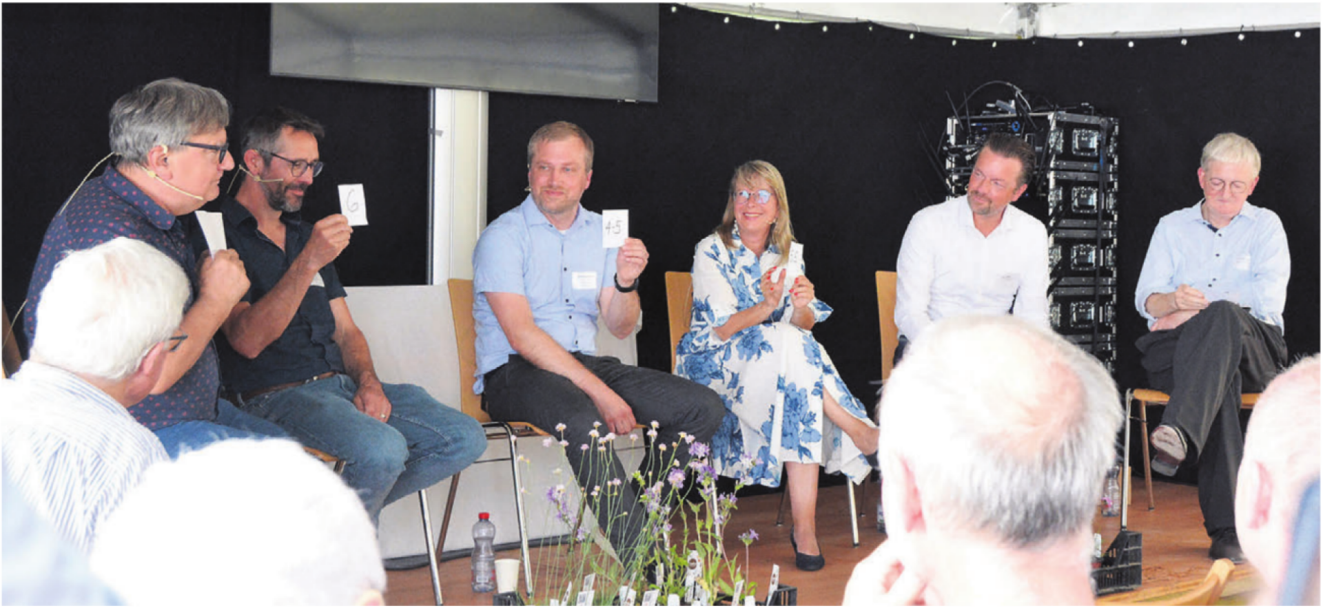 Noten für die Reusstalsanierung, von links: Moderator Reto Holzgang, Ralf Bucher (Geschäftsführer Bauernverband), Nicolas Bircher (Abteilung Landschaft und Gewässer), Karin Koch Wick (Stiftung Reusstal), Marc Ritter (AEW Energie AG) und Peter Hochuli (Gemeindeammann Unterlunkhofen). Bild: Annemarie Keusch - Das Bild wird blockiert. – Möglicherweise durch einen aktiven Adblocker.