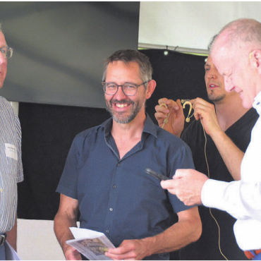 Mit ganz grossem Respekt - Der pensionierte Journalist Hans Peter Widmer, Ralf Bucher vom Bauernverband Aargau und Landammann Stephan Attiger (von links)  alle drei loben die Reusstalsanierung.