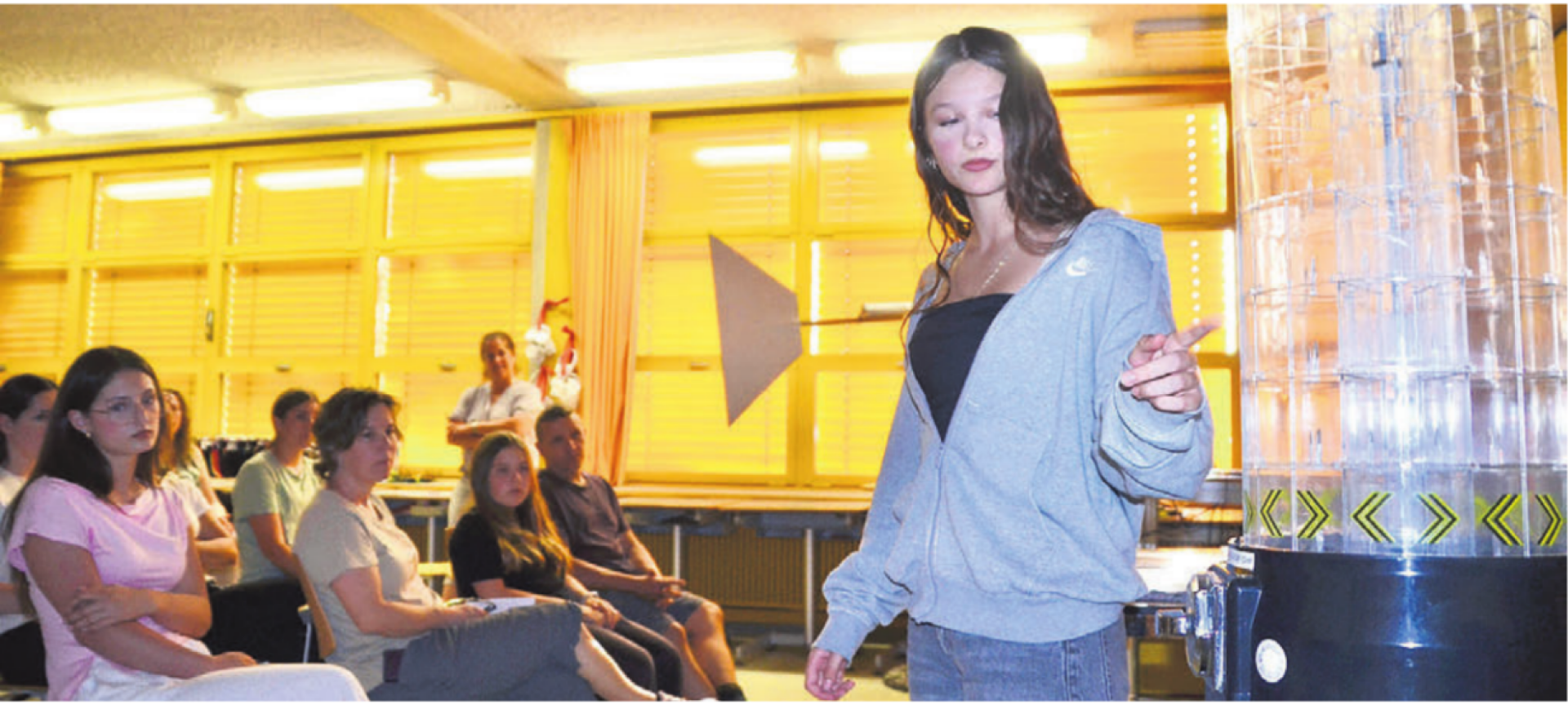 Fabienne hat einen Verkaufsautomat aufgemotzt und damit am Maimarkt Spenden generiert für die Kinderkrebshilfe. Bilder: Thomas Stöckli - Das Bild wird blockiert. – Möglicherweise durch einen aktiven Adblocker.